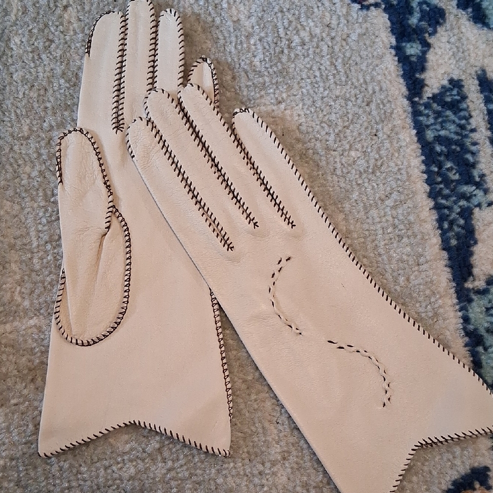 Deer Skin Women’s Beige Leather Gloves with Contrast Stitching, Size 6.5, XS